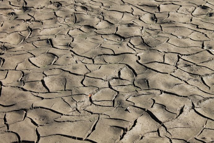 In vielen trockenen Regionen der Welt stellt der Klimwandel Ökosysteme und vor allem die Landbevölkerung vor große Herausforderungen Luftaufname einer vertrockneten Landschaft