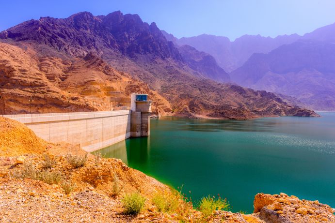 Blick auf einen Stausee im Oman