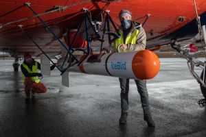 Thomas Krumpen (r) und Jakob Belter (l) installieren den EM Bird, ein elektromagnetisches Instrument, vor einem Messflug zur Bestimmung der Meereis-Dicke am Forschungsflugzeug Polar 6 Vorbereitungen für einen Messflug