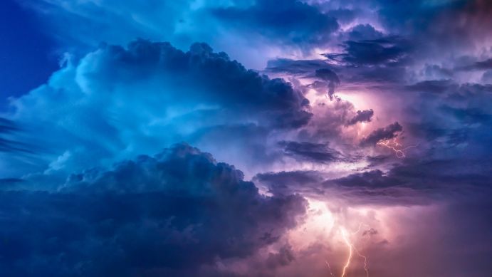 Gewitter sind Extremwetterereignisse, die eine besondere Bedrohung darstellen. Gewitterwolken