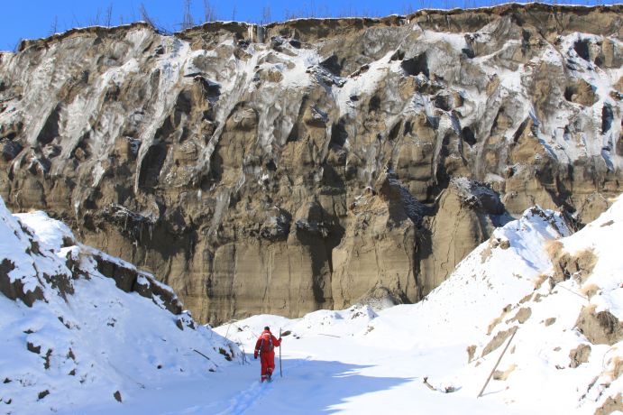 Blick auf den abgebrochenen Berghang bei Bagtai in Sibirien. Permafrost in Sibirien