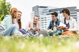 Studentinnnen und Studenten auf der Wiese