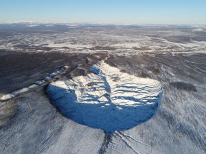 Blick auf den Krater im Permafrost-Boden nahe Batagai, Sibirien, der durch Schmelzprozesse entstanden ist. Krater im Permofrost-Boden