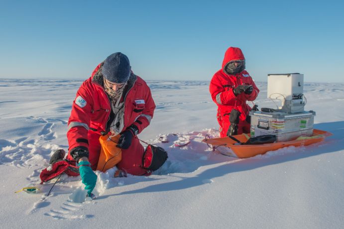Dr. Marco Zanatta und Nora Fried vom Alfred-Wegener-Institut für Polar- und Meeresforschung sammeln Schnee für Ruß- und Strahlungsmessungen. March 28, 2018, Arktische Ozean, Esther Horvath/Alfred Wegener Institute Dr. Marco Zanatta und Nora Fried vom Alfred-Wegener-Institut für Polar- und Meeresforschung sammeln Schnee für Ruß- und Strahlungsmessungen. March 28, 2018, Arktische Ozean, Esther Horvath/Alfred Wegener Institute