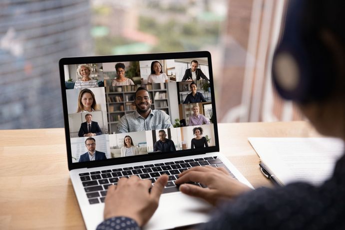 Das virtuelle Graduiertentraining des Projekts A:RT-D Grids stieß auf große Resonanz. Schulterblick: Frau nimmt an Videokonferenz mit internationalen Partnern teil.