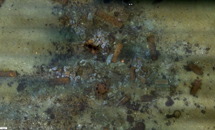 Mithilfe eines autonomen Unterwasserfahrzeugs wurden diese in der Ostsee versenkte Munition erfasst Munitionskisten am Meeresgrund
