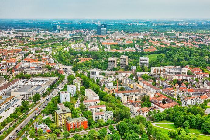 Das Projekt „Grüne Stadt der Zukunft“ präsentiert Ergebnisse zur Klimaanpassung von wachsenden Städten am Beispiel der Stadt München: Ziel sind mehr Stadtgrün, mehr Freiflächen und eine bessere Nutzung der Flächen, etwa für Photovoltaik. Das Projekt „Grüne Stadt der Zukunft“ präsentiert Ergebnisse zur Klimaanpassung von wachsenden Städten am Beispiel der Stadt München: Ziel sind mehr Stadtgrün, mehr Freiflächen und eine bessere Nutzung der Flächen, etwa für Photovoltaik.