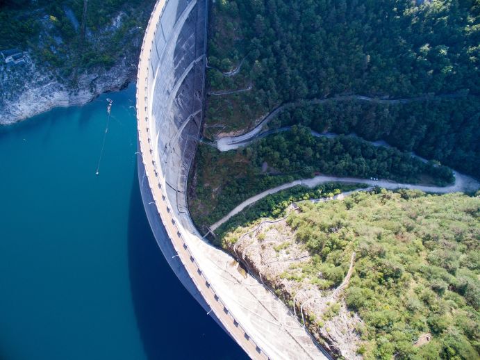 GRoW-Projektpartner stellen auf dem Webinar neue Produkte ihrer Forschungen vor Blick von oben auf Talsperre mit Stausee