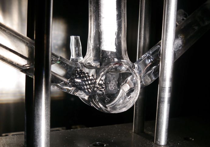 Ähnliche Zellen, wie diese photoelektrochemische Zelle unter simuliertem Sonnenlicht, können CO2 in ein Speicherprodukt umwandeln. Ähnliche Zellen, wie diese photoelektrochemische Zelle unter simuliertem Sonnenlicht, können CO2 in ein Speicherprodukt umwandeln.