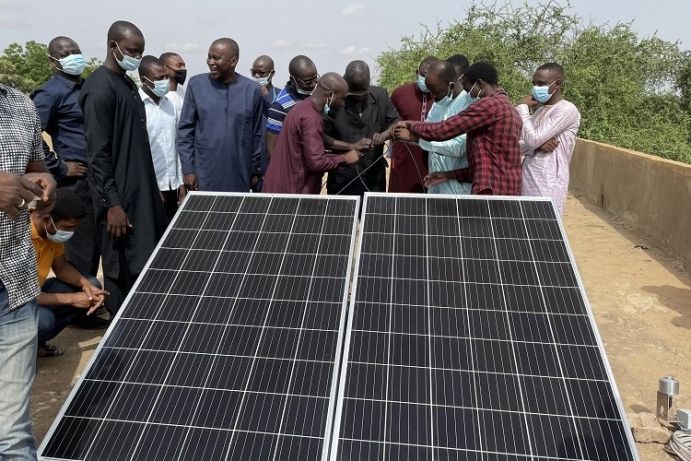 Das Projekt RETO-DOSSO soll mit Erneuerbaren Energien die Lebensbedingungen im Niger verbessern. Die Forschenden haben nun erste Labore in Niamey installiert.