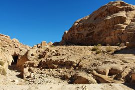 Der antike nabatäische Entwässerungstunnel (Mudhlim-Tunnel und Reste des Staudamms) in Petra, Weltkulturerbe in Jordanien.