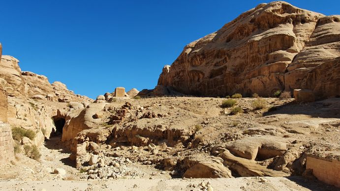 Der antike nabatäische Entwässerungstunnel (Mudhlim-Tunnel und Reste des Staudamms) in Petra, Weltkulturerbe in Jordanien.