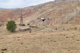 DUB-GEM Drohne im Messflug über einem Absetzbecken der ehemaligen Uranaufbereitung in Mailuu-Suu, Kirgisistan