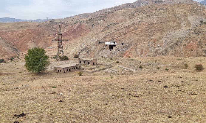 DUB-GEM Drohne im Messflug über einem Absetzbecken der ehemaligen Uranaufbereitung in Mailuu-Suu, Kirgisistan DUB-GEM Drohne im Messflug über einem Absetzbecken der ehemaligen Uranaufbereitung in Mailuu-Suu, Kirgisistan