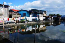 Foto aus dem Jahr 2018 der informellen Siedlung Colo- ong in Valenzuela City, Metro Manila , Philippinen. Klimaresilientes Upgrading steht im Fokus des LIRLAP-Projekts, auf
dem Foto zu erkennen ist die unmittelbare Nähe des Wassers zur informellen Siedlung und die sich daraus ergebende Notwendigkeit zur Anpassung.