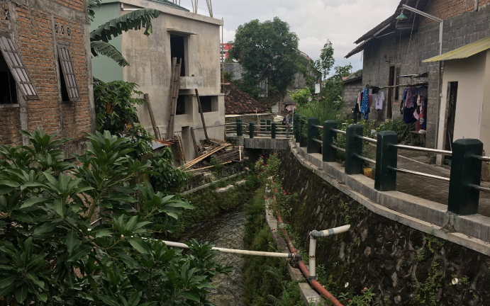 Wie kann ein ganzheitliches Wassermagament und die Anpassung an Extremwetterereignisse in den Städte in Südostasien zukünftig gestaltet
werden? PolyUrbWaters entwickelt mit deinen Partnern Instrumente, um die Resillienz der Städte zu stärken und Wasser in städtischen
Planungsansätzen polyzentrisch zu verankern. Fördermaßnahme: SURE. Ort:Sleman, Jahr 2020.