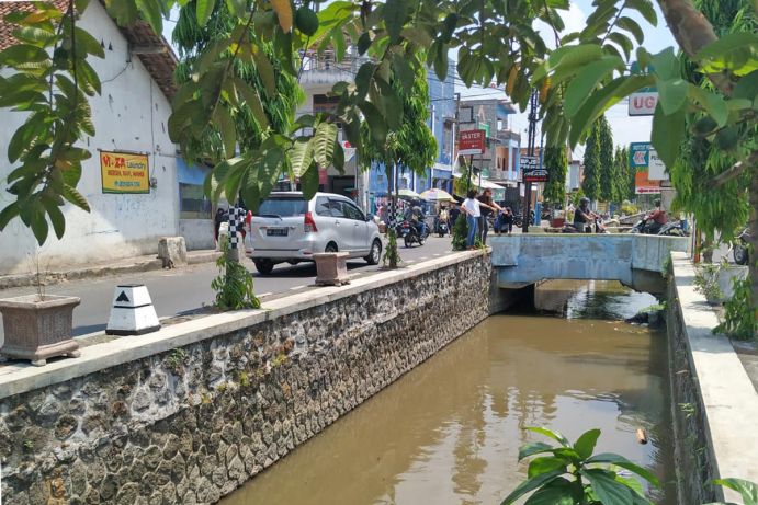 Das Projekt PolyUrbanWaters erforscht Lösungen für das Wassermanagement in wachsenden Städten in Südostasien. Eine der Pilotstädte ist die hier abgebildete indonesische Stadt Sleman, die immer häufiger von Überschwemmungen betroffen ist.