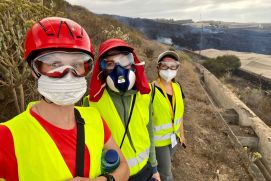 Forscherteam vor dem Lavatstrom auf La Palma