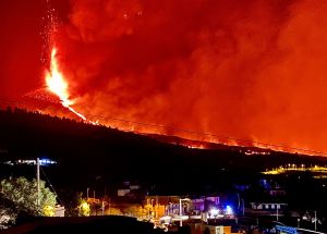 Glühender Himmel über La Palma: Ausbruch des Vulkans am Cumbre Vieja bei Nacht Ausbruch des Vulkans auf La Palma