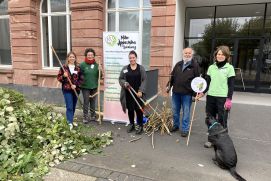 Vor dem Standort der Senckenberg Gesellschaft für Naturforschung in Frankfurt fand der Aktionsvormittag „Urbane Lebensräume – Stadtgrün insektenfreundlich pflegen“ statt. Interessierte konnten sich darüber informieren, wie man Wiesen als wertvolle und artenreiche Lebensräume für Insekten erhält und fördert. Das Frankfurter Streuobstzentrum MainÄppelHaus demonstrierte das umweltfreundliche Mähen mit der Sense. Besucherinnen und Besucher konnten dabei auch selbst Hand anlegen.