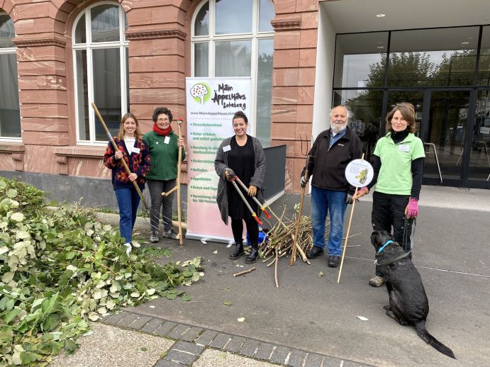 Aktionsvormittag in Frankfurt „Urbane Lebensräume – Stadtgrün insektenfreundlich pflegen“ Vor dem Standort der Senckenberg Gesellschaft für Naturforschung in Frankfurt fand der Aktionsvormittag „Urbane Lebensräume – Stadtgrün insektenfreundlich pflegen“ statt. Interessierte konnten sich darüber informieren, wie man Wiesen als wertvolle und artenreiche Lebensräume für Insekten erhält und fördert. Das Frankfurter Streuobstzentrum MainÄppelHaus demonstrierte das umweltfreundliche Mähen mit der Sense. Besucherinnen und Besucher konnten dabei auch selbst Hand anlegen.