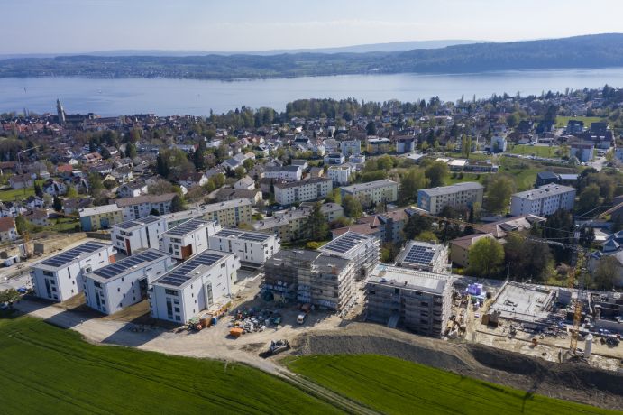 Unter dem Aspekt einer sozialverträglichen Mitpreisentwicklung werden im "Stadtquartier 2050" klimaneutrale Wohnquartiere realisiert. Im Rahmen dieses Leuchtturmprojekts der Bundesregierung entstehen in Überlingen rund 170 Wohneinheiten in 14 neuen Gebäuden, die sich durch sehr guten Wärmeschutz sowie durch günstige Mieten und Energieversorgung auszeichnen. Unter dem Aspekt einer sozialverträglichen Mitpreisentwicklung werden im "Stadtquartier 2050" klimaneutrale Wohnquartiere realisiert. Im Rahmen dieses Leuchtturmprojekts der Bundesregierung entstehen in Überlingen rund 170 Wohneinheiten in 14 neuen Gebäuden, die sich durch sehr guten Wärmeschutz sowie durch günstige Mieten und Energieversorgung auszeichnen.