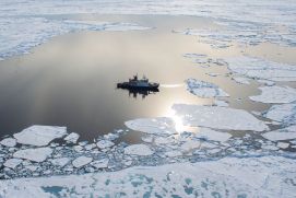 Der Forschungseisbrecher POLARSTERN in der Arktis