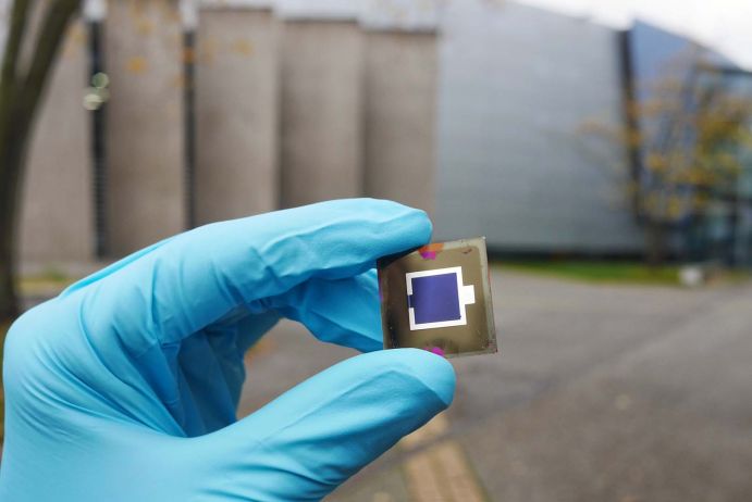 Die Weltrekordzelle (hier vor dem Elektronenspeicherring BESSY II) besitzt die für Forschungszwecke übliche Fläche von etwa einem Quadratzentimeter. Die Weltrekordzelle (hier vor dem Elektronenspeicherring BESSY II) besitzt die für Forschungszwecke übliche Fläche von etwa einem Quadratzentimeter.