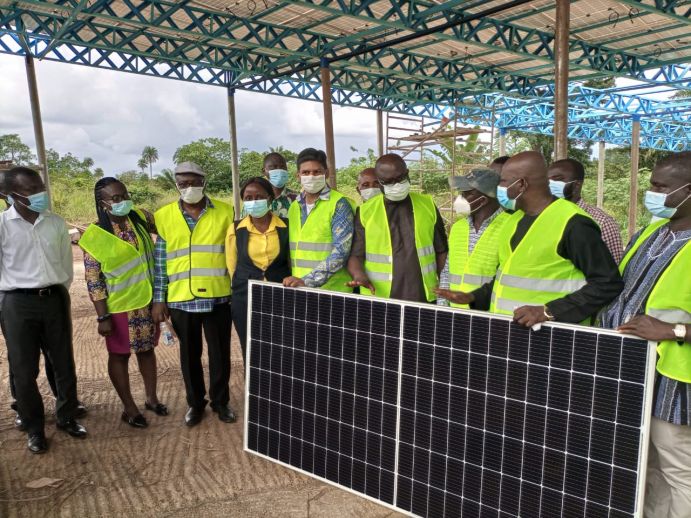 Hier soll die Abfallenergieanlage entstehen: Ghanaische und deutsche Vertreterinnen und Vertreter vor Ort in Gyankobaa - darunter Hon. Augustine Collins Ntim, Deputy Minister für Local Government, Decentralisation and Rural Development (2. v. rechts) und Hon. Michael A. Awuku Municipality Chief Executive aus Atwima Nwabiagya (1. v. rechts). Hier soll die Abfallenergieanlage entstehen: Ghanaische und deutsche Vertreterinnen und Vertreter vor Ort in Gyankobaa - darunter Hon. Augustine Collins Ntim, Deputy Minister für Local Government, Decentralisation and Rural Development (2. v. rechts) und Hon. Michael A. Awuku Municipality Chief Executive aus Atwima Nwabiagya (1. v. rechts).