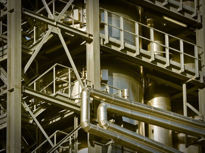 Industrieanlagen stoßen derzeit besonders viel CO2 aus. Das soll sich mit KlimPro-Industrie ändern. Industrieanlagen stoßen derzeit besonders viel CO2 aus. Das soll sich mit KlimPro-Industrie ändern.