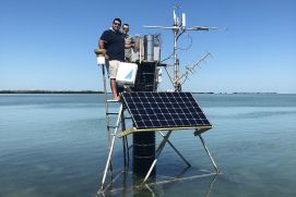 Installation des Messgeräts zur Eddy-Kovarianz vor der Küste Floridas