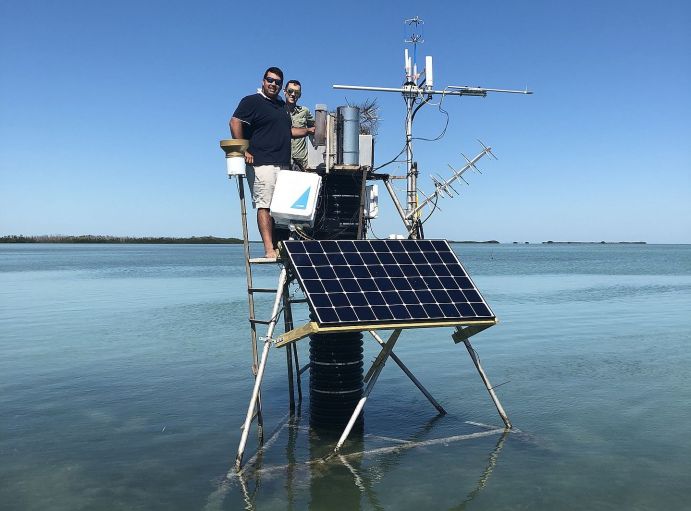 Installation des Messgeräts zur Eddy-Kovarianz vor der Küste Floridas