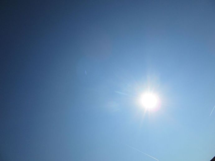 Klimaresilienz in der Stadt ist eine zentrale Herausforderung für Kommunen Die Sonne symbolisiert eines der in der Broschüre besprochenen Themen im Kontext Extremwetterereignisse und Klimaresilienz in Städten