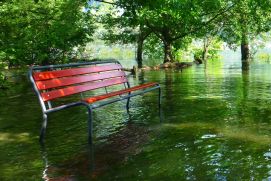 Parkband steht unter Wasser.