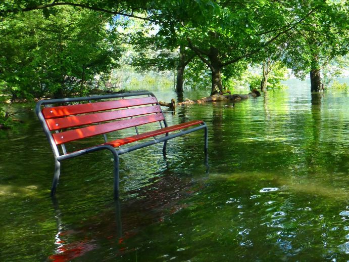 Parkband steht unter Wasser.