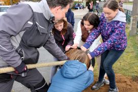 Aktion Klimaangepasste Grundschule: Gymnasiastinnen bauen gemeinsam mit Grundschülerinnen eine „Schatteninsel für den Schulhof“