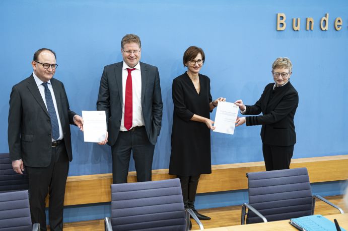 Übergabe des ersten Jahresgutachtens der Wissenschaftsplattform Klimaschutz - Von links nach rechts: Prof. Ottmar Edenhofer, Staatssekretär im Bundesklimaschutzministerium Patrick Graichen, Bundesforschungsministerin Bettina Stark-Watzinger und Prof. Sabine Schlacke