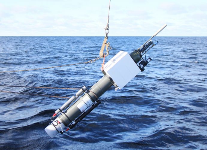 Im Rahmen des Projekts DArgo2025 wird ein Argo Float in der Ostsee vom Bord des Forschungsschiffs "Elisabeth Mann Borgese" ausgebracht. Im Rahmen des Projekts DArgo2025 wird ein Argo Float in der Ostsee vom Bord des Forschungsschiffs "Elisabeth Mann Borgese" ausgebracht.