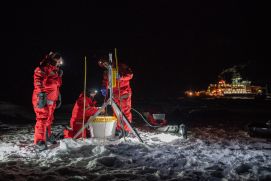 Ziel des EFICA-Projekts ist es zu erforschen, ob es unter dem Meereis Fischbestände gibt und welche ökologische Rolle die Fische im pelagischen Nahrungsnetz des zentralen Arktischen Ozeans spielen. Während MOSAiC wurden hydroakustische Daten (Echolot), Videoaufnahmen (Unterwasserkamerasysteme), Fischproben und bioinformatische Daten (DNA) gesammelt. 