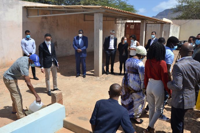 The official laying of the foundation stone was attended by representatives of WASCAL, the local university and the cooperation partners, including Dr Moumini Savadogo, Executive Director of the WASCAL Science Service Centre (4th from left).