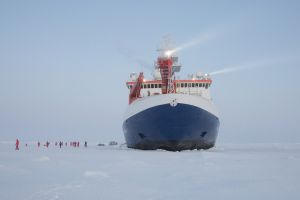 Forschungseisbrecher POLARSTERN an der MOSAiC Eisscholle