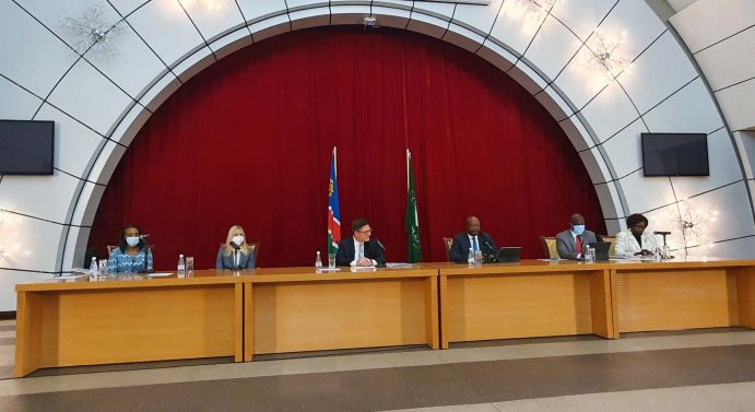Teilnehmende der Pressekonferenz zur Wasserstoff-Kooperation mit Namibia (v.l.n.r.): Dr. Jane Olwoch, Exekutivdirektorin SASSCAL, Dr. Kerstin Zimmermann, BMBF, Dr. Stefan Kaufmann, Innovationsbeauftragter Grüner Wasserstoff des BMBF, Obeth Kandjoze, Generaldirektor der namibischen Planungskommission und Vorsitzender des Grünen Wasserstoffrats; James Mnyupe, Wirtschaftsberater des Präsidenten; Dr. Itah Kandji-Murangi, Ministerin für Höhere Bildung, Training und Innovation. Das Bild zeigt die Teilnehmenden der Pressekonferenz.