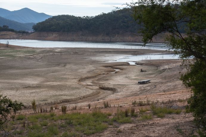 Trockene Landschaft mit Fluss