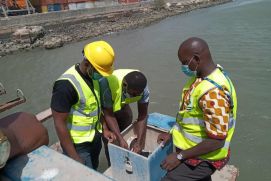 Installation eines automatischen hydrometeorologischen Sensors in Banjul, Gambia.