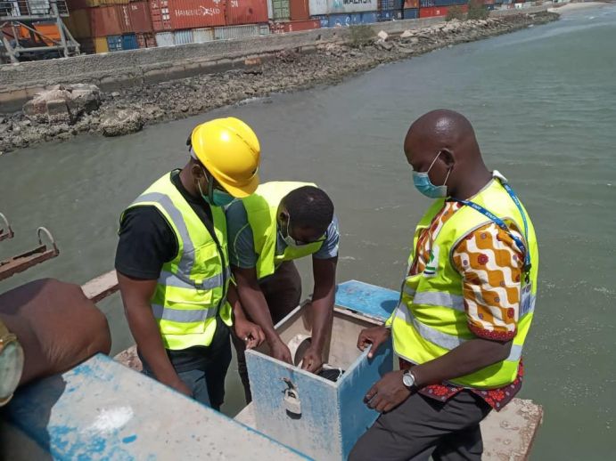 Installation eines automatischen hydrometeorologischen Sensors in Banjul, Gambia.