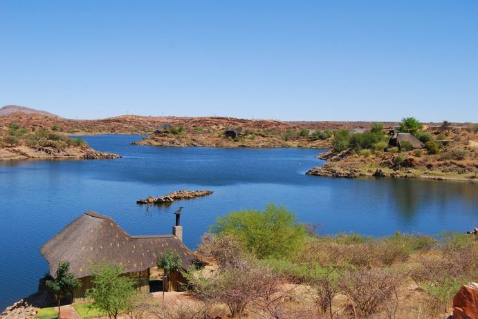 In Namibia, wie auch in vielen anderen Ländern, ist die Versorgung mit Wasser eine zentrale Herausforderung. Ziel des neuen SASSCAL-Graduiertenschulprogramms: Studierende zu qualifizieren, um ein nachhaltiges Management von Wasserressourcen weiterentwickeln und umsetzen zu können. In Namibia, wie auch in vielen anderen Ländern, ist die Versorgung mit Wasser eine zentrale Herausforderung. Ziel des neuen SASSCAL-Graduiertenschulprogramms: Studierende zu qualifizieren, um ein nachhaltiges Management von Wasserressourcen weiterentwickeln und umsetzen zu können.