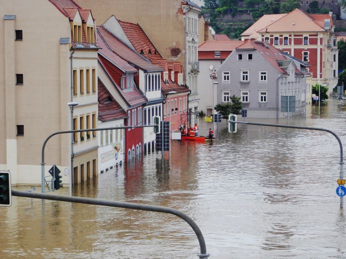 Blick auf Altstadt von Meißen, die unter Hochwasser steht