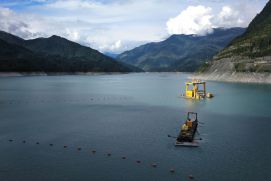 Die Pumpen auf den Pontons auf dem Stausee werden dazu genutzt, um Sedimente vor der Staumauer zu mobilisieren und dann durch die Grundablässe auszuspülen.