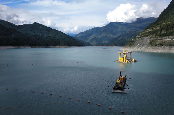 Die Pumpen auf den Pontons auf dem Stausee werden dazu genutzt, um Sedimente vor der Staumauer zu mobilisieren und dann durch die Grundablässe auszuspülen.