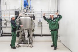 Diskontinuierlich betriebener Rührkessel – 50 L Batchreaktor inklusive Bedienpersonal 